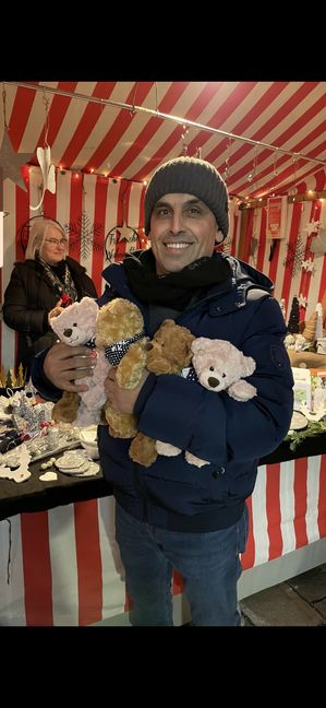 Manchmal besorgt Angelo di Dio einen Teddybär für jemand, der gerade das jetzt braucht.    Bild: z
