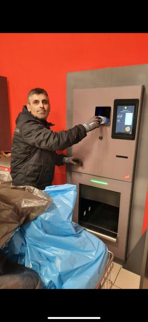 Pfandflaschen rein, Gutschein raus. Auf diesen Weise hat Angelo die Dio in den letztenJahren 10.000 für den guten Zweck gesammelt.    Bild: z