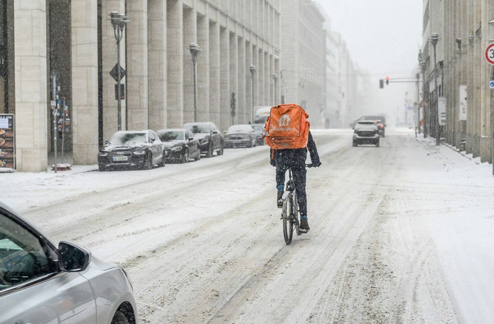 Lieferando nutzt den nahen Winter für eine Marketingaktion und will  den „Ridern“ vorübergehend einen Euro mehr pro Stunde zahlen.