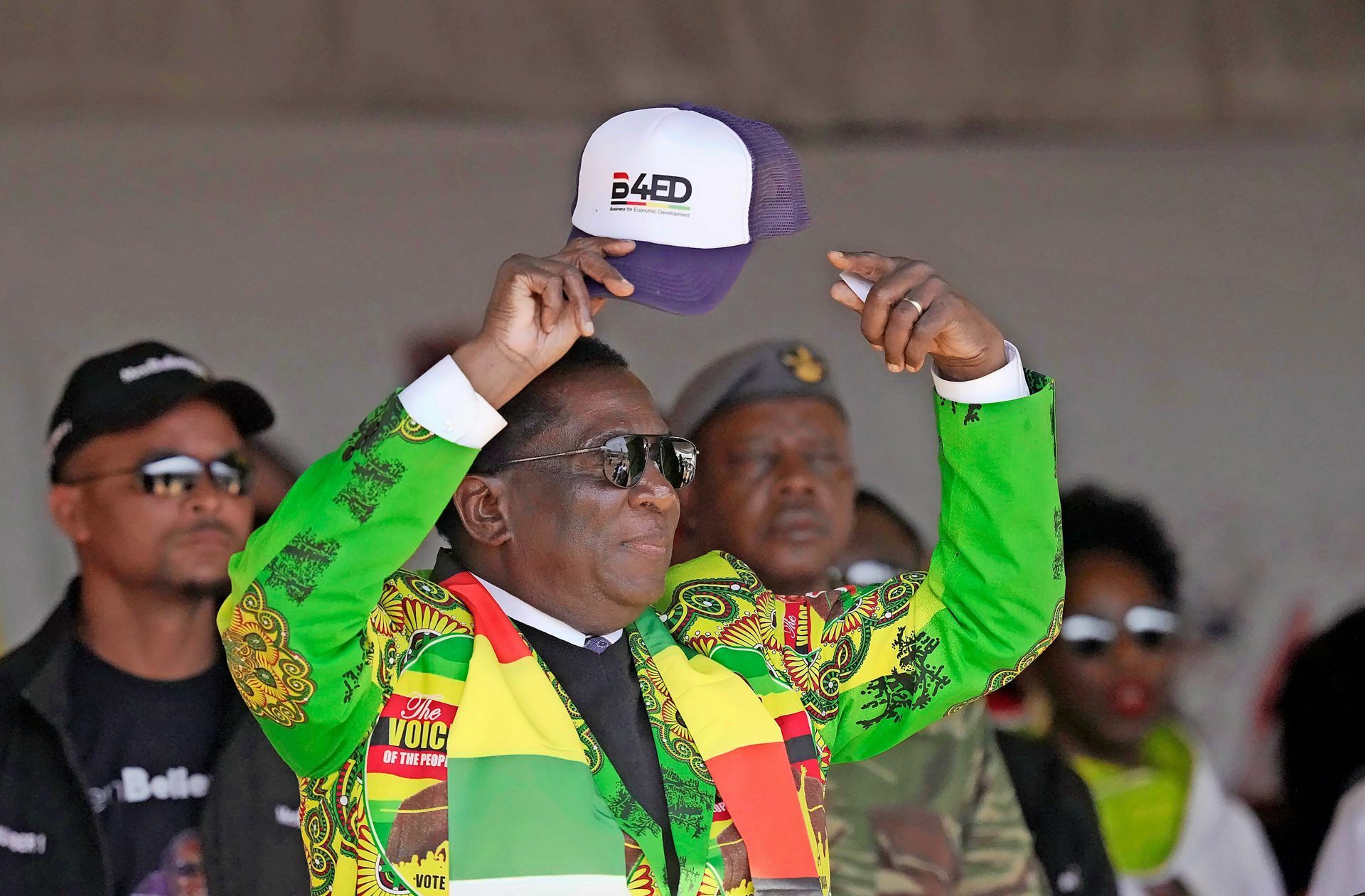 Emmerson Mnangagwa, genannt „Krokodil“, klammert sich mit allen Mitteln an die Macht – und sei es mit brutaler Gewalt.