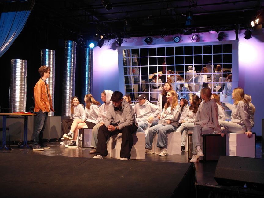 Um grundlegende Fragen von Moral, Politik, Erziehung und Gesellschaft geht es beim Oberstufentheater am GGS und „Jugend ohne Gott“ nach Ödön von Horvath.    Bild: Staber