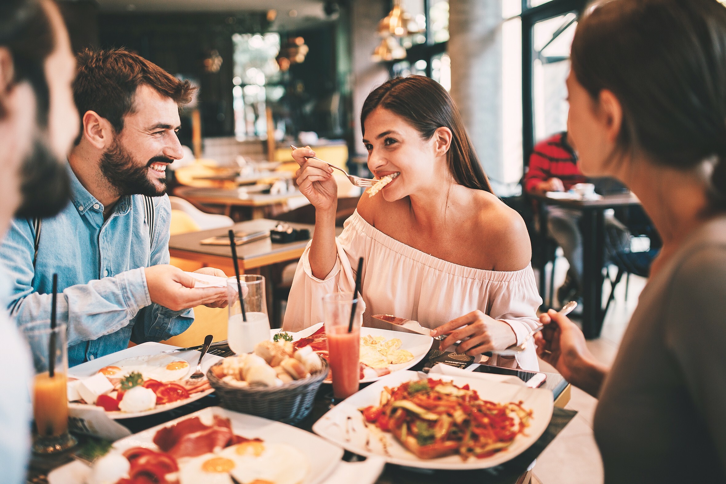 Seit diesem Mittwoch müssen die Daten beim Restaurantbesuch nicht mehr aufgenommen werden.
Bild: djile/Adobe Stock. 227623949
