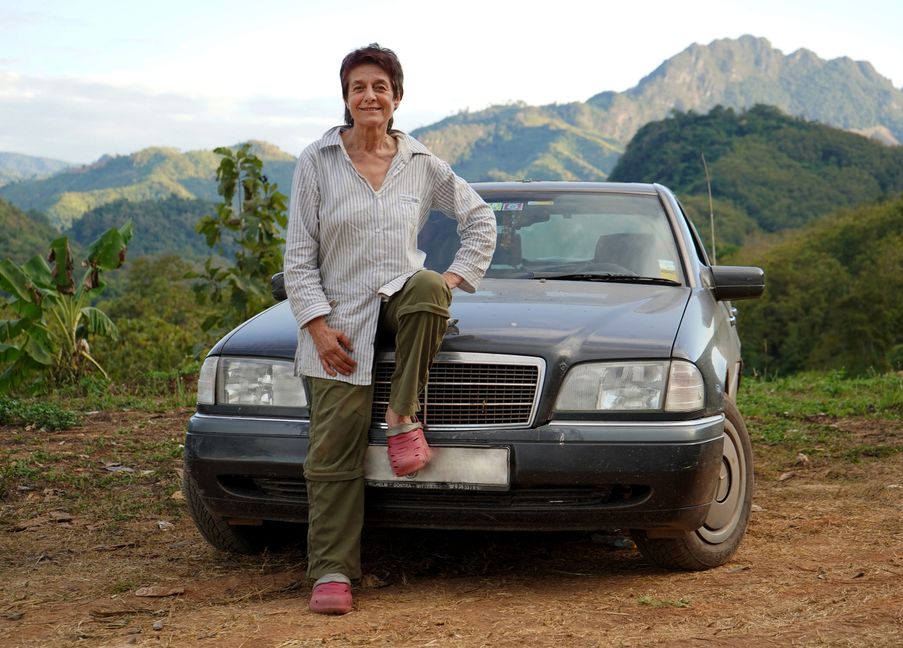 Nach 18.000 Kilometern endlich in Laos: Margot und der alte Benz haben es tatsächlich geschafft. Der Film "Einfach abgefahren" läuft am 28. März im Böblinger Kino.   Bild: SWR