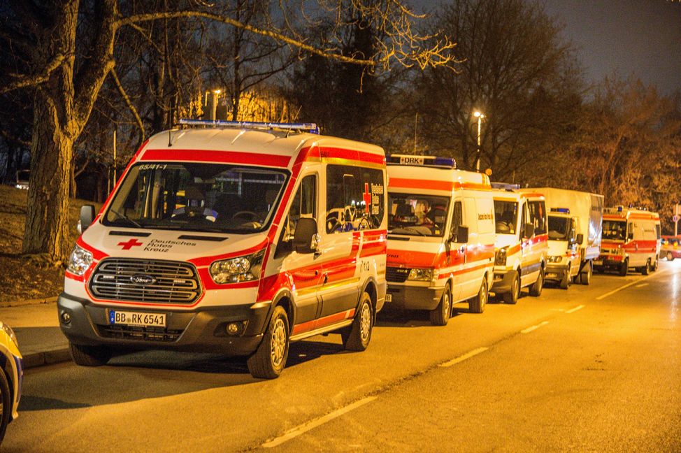 Beim zweiten Großeinsatz innerhalb von 24 Stunden waren die Rettungskräfte erneut gefordert. Polizei, Feuerwehr und DRK organisierten die Evakuierung von über 1000 Anwohnern aus dem Gebiet zwischen Calwer Straße und Hanns-Martin-Schleyer-Straße (Bild: SDMG/Dettenmeyer/Friebe)