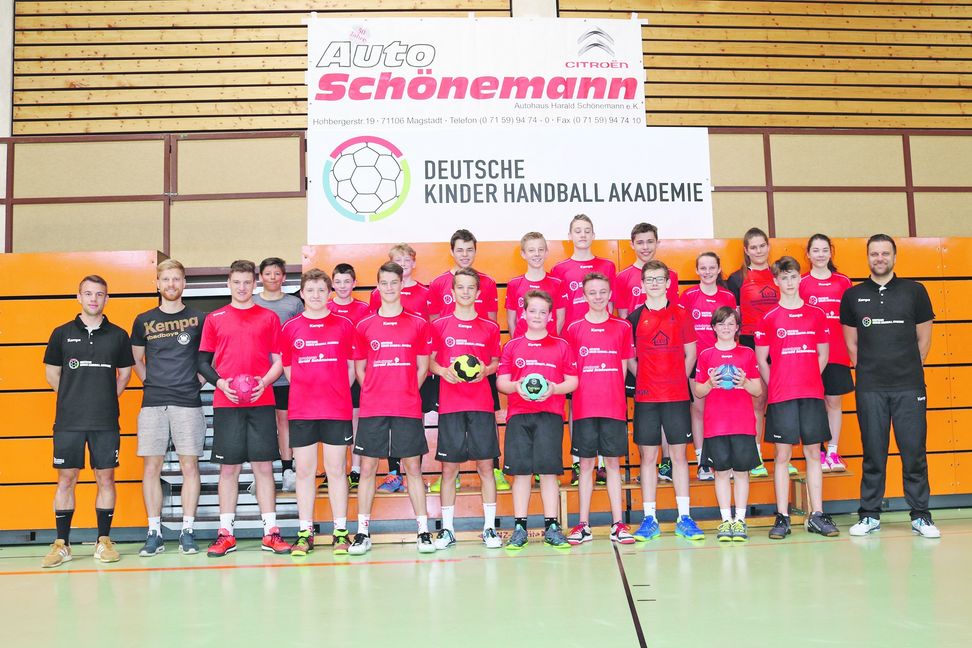 Benjamin Schuler, Jugendleiter SV Magstadt Handball (Zweiter von links) und Dragos Oprea (rechts) mit den älteren Teilnehmern des Trainings-Camps beim SV Magstadt. Bild: Bilaniuk