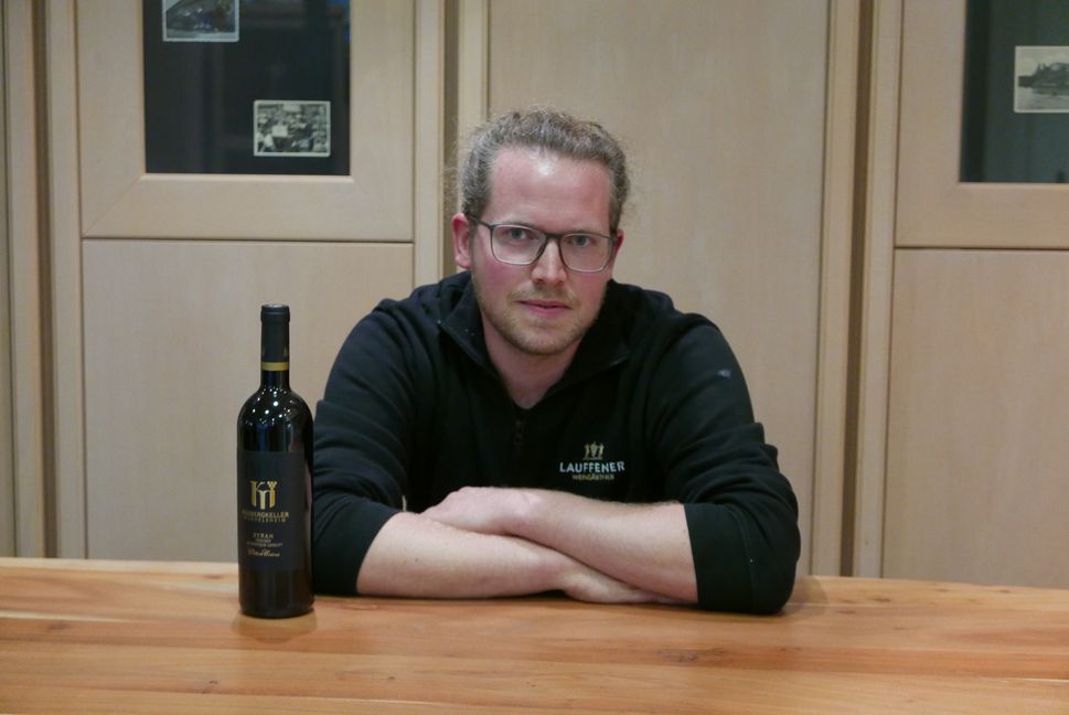 Kann zufrieden sein: Kellermeister Stefan Schumacher und sein Syrah. Bild: Jung