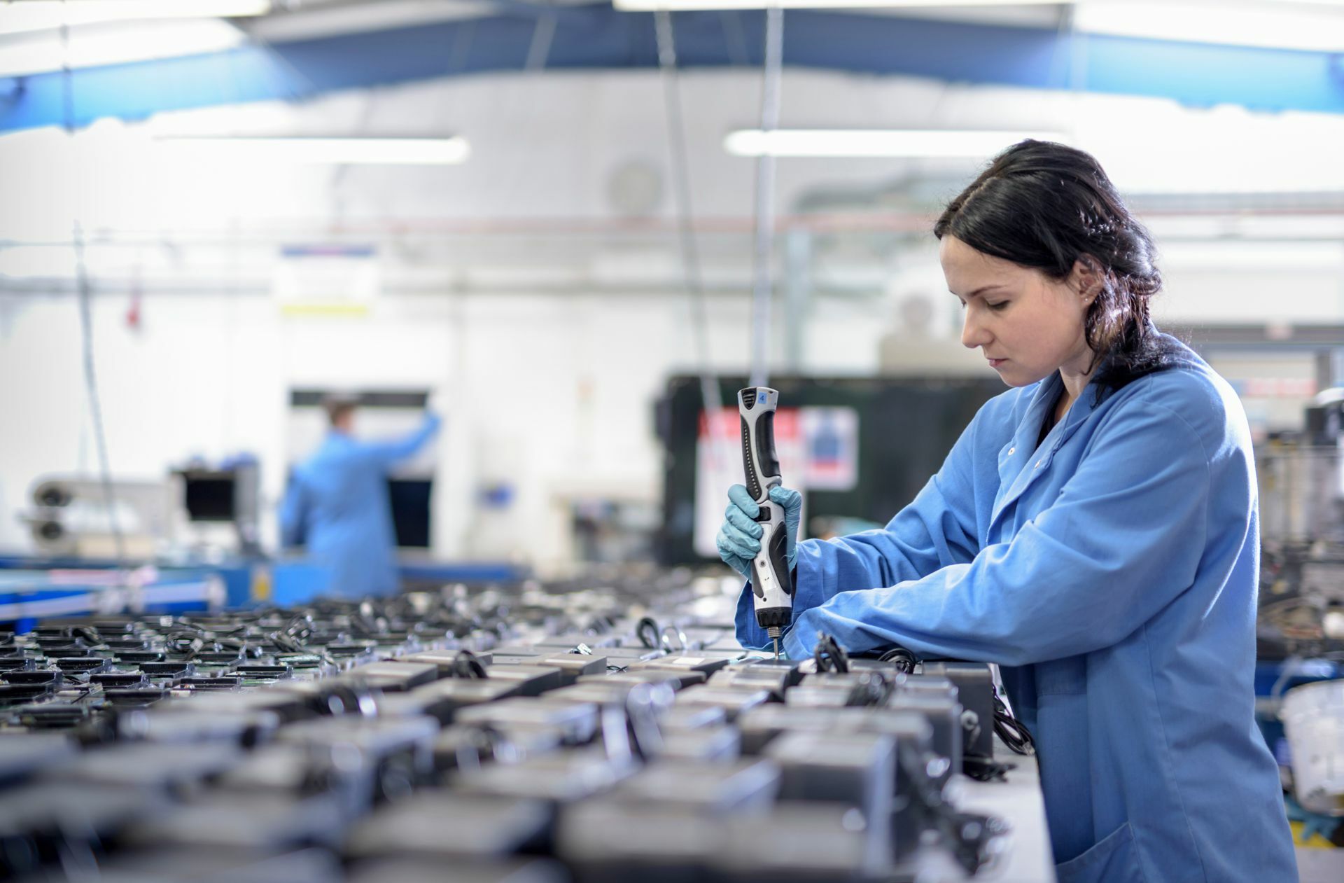 Mit einem gut bezahlten Ferienjob in der Industrie schaffen sich gewöhnlich viele junge Menschen ein kleines Einkommen – in diesem Jahr wird dies durch die Pandemie verhindert.