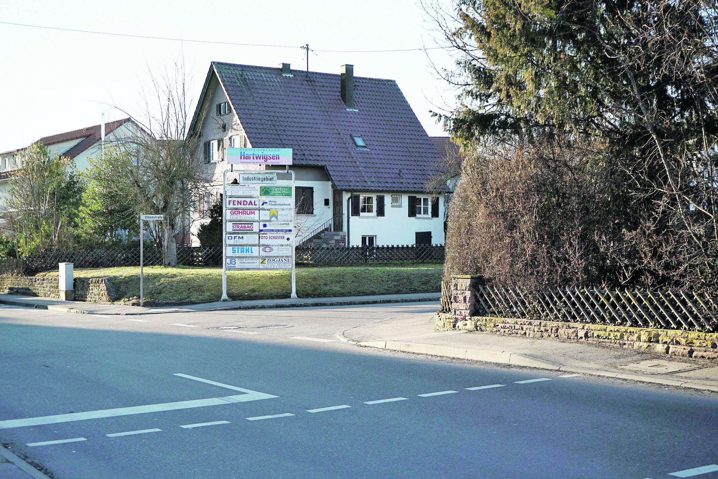 Ausführliche Informationen bietet die betagte Beschilderung an der Ulmenstraße. Aber die Zufahrt zum Industriegebiet erfolgt hier über ein Wohngebiet.  Bild: Heiden