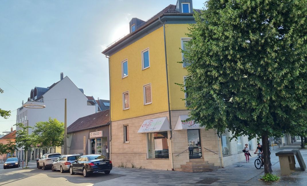 Das Gebäude in der Bahnhofstraße an der Ecke zur Wilhelmstraße steht bereits leer. Im September sollen die Abrissarbeiten beginnen. Entstehen sollen dort neue Geschäftsräume und so genannte Serviced Appartements darüber. Bild: Hamann