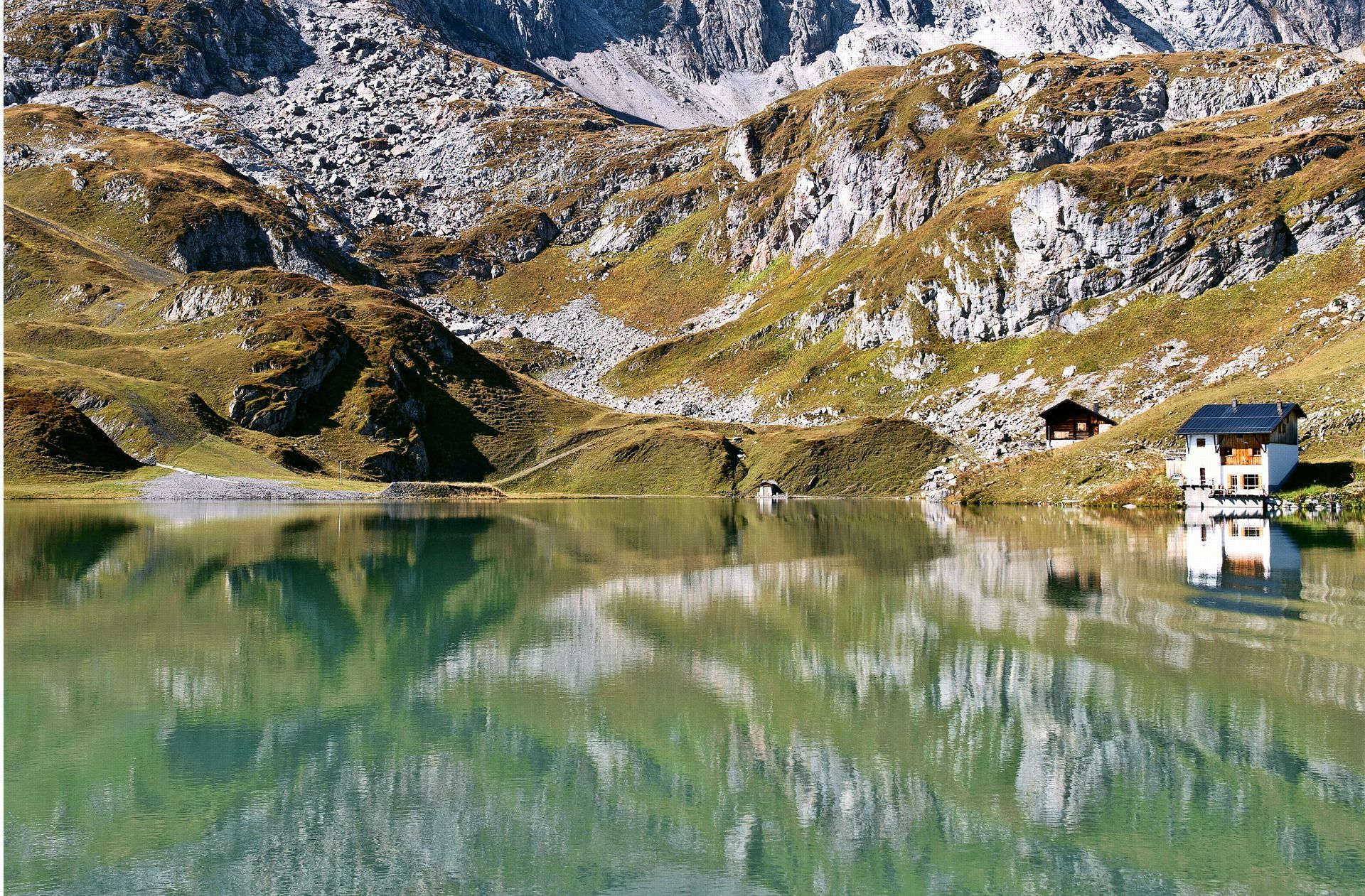 Im Winter ist hier viel los. Doch im Spätsommer hat man den Zürsersee für sich allein. Er eignet sich für eine Pause nach dem langen Anstieg von Zürs. Hier verläuft die zweite Etappe des Wanderwegs „Grüner Ring“.