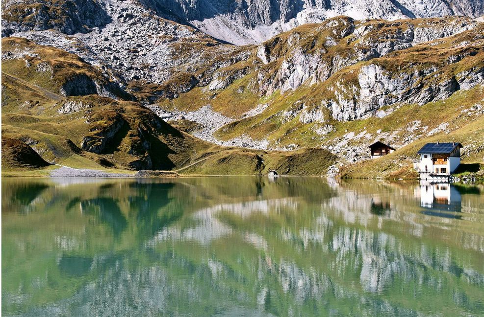 Im Winter ist hier viel los. Doch im Spätsommer hat man den Zürsersee für sich allein. Er eignet sich für eine Pause nach dem langen Anstieg von Zürs. Hier verläuft die zweite Etappe des Wanderwegs „Grüner Ring“.