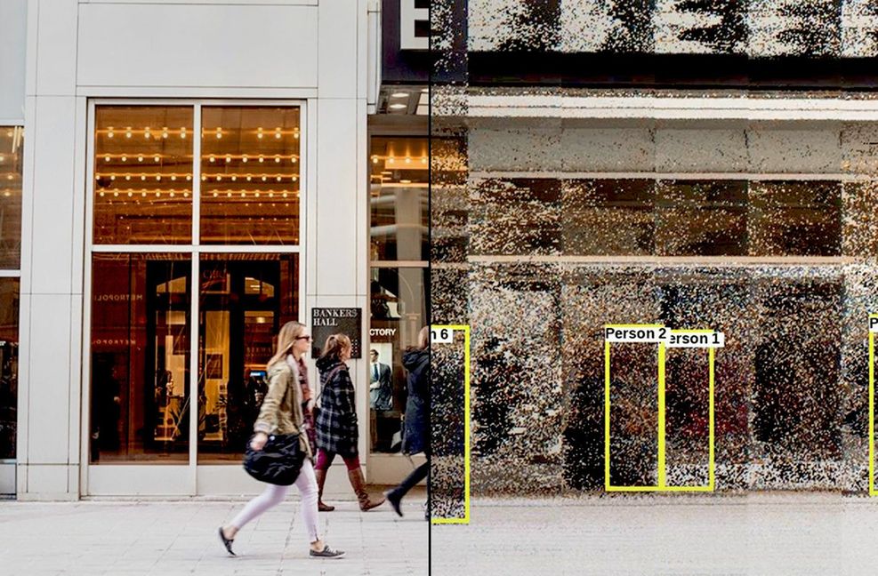 Vorher und nachher: Mithilfe schwarzer Punkte und Striche (rechts) werden Fotos so verwandelt, dass sie sich später auch nicht mehr zum Originalbild (links) rekonstruieren lassen – und Menschen darauf erkannt werden können.