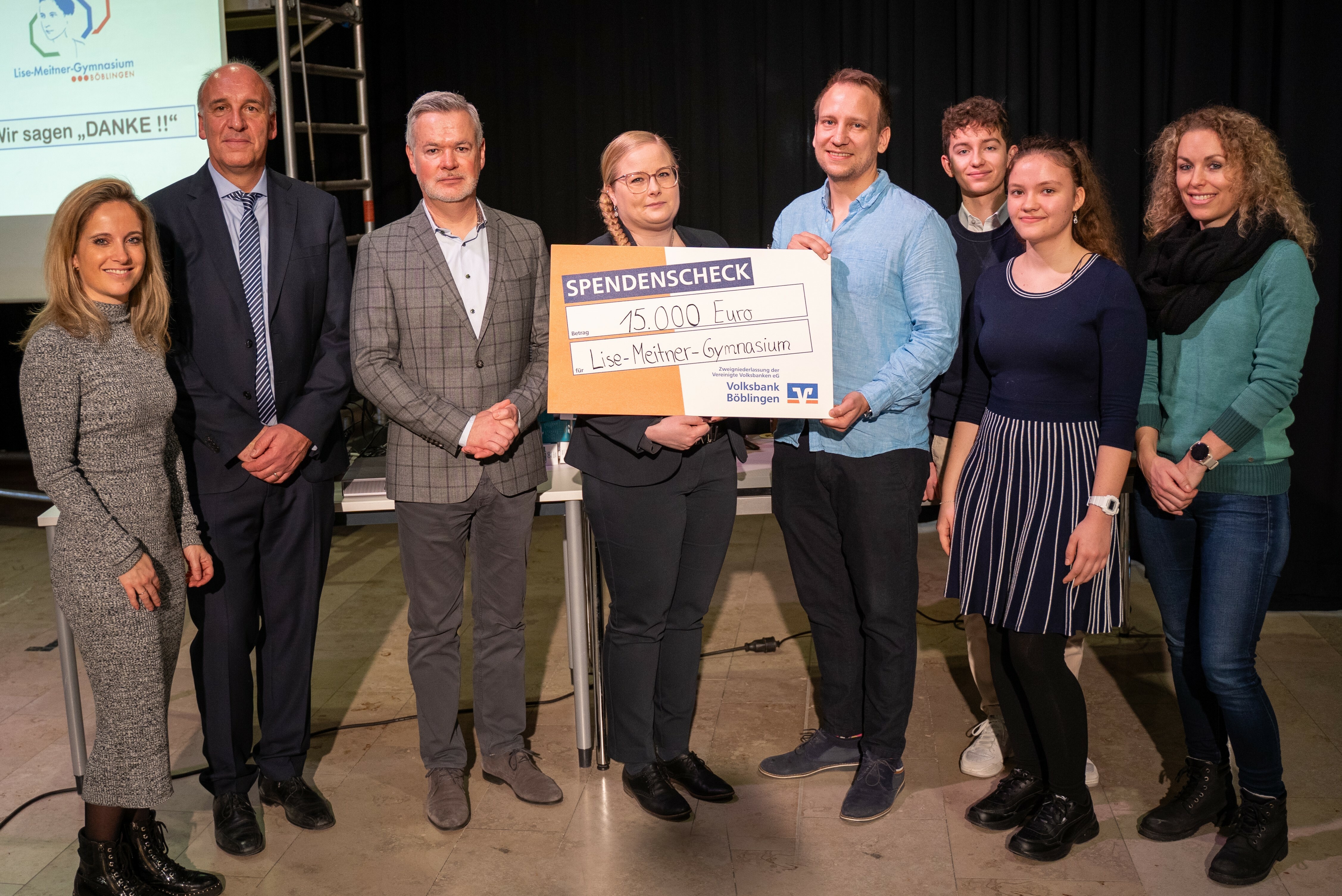 Referentin Jugendmarketing Tina Naso, Schulleiter Martin Pflumm, Regionalvorstand Thomas Hübner, Regionalleiterin Virginia Nestola und MINT-begeisterte Schüler und Fachlehrer (von links).