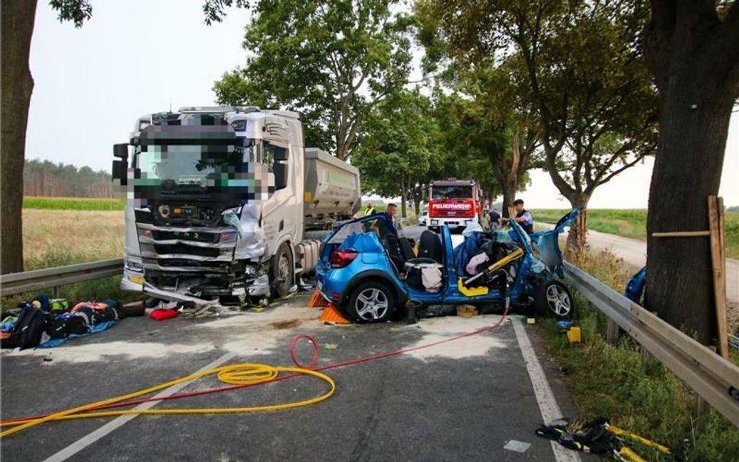 Den Rettungskräften bot sich bei Oranienburg ein Bild des Schreckens.  Bild: Julian Stähle / Gäubote