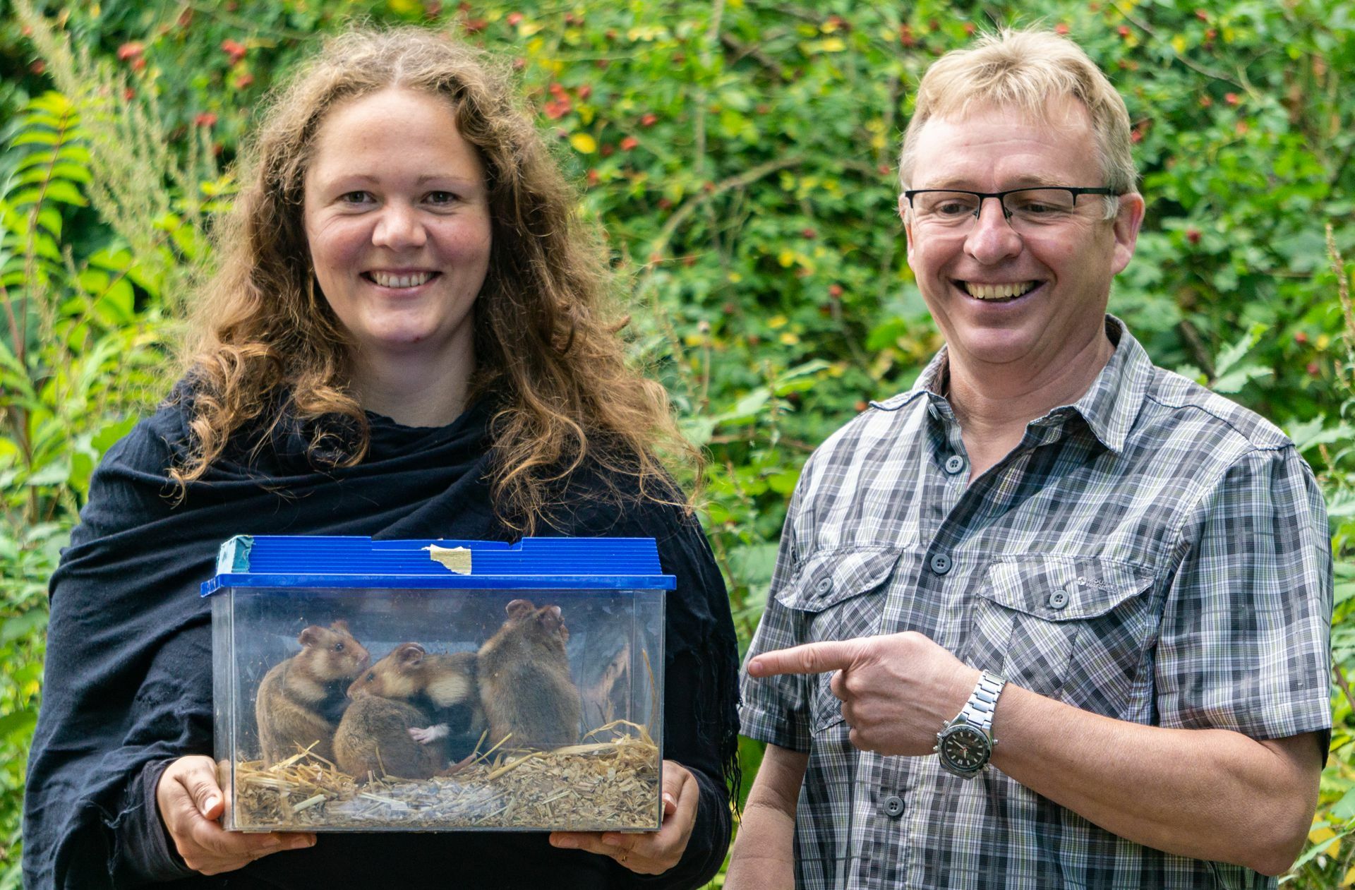 Ribana Seliger vom Regierungspräsidium Karlsruhe und der Biologe Ulrich Weinhold kümmern sich vornehmlich um das Artenschutzprojekt bei Mannheim. Jährlich werden rund 200 Feldhamster aus einem Zuchtprogramm im Heidelberger Zoo ausgewildert. In diesem Jahr konnten mehr als 1000 Baue gezählt werden – ein Riesenerfolg.
 Foto: Faltin