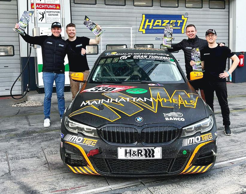 Starkes Quartett: Oskar Sandberg, Daniel Zils, Philipp Leisen und der Böblinger Jacob Erlbacher (von links) nach dem erfolgereichen 24-Stunden-Rennen auf dem Nürburgring. Bild: z