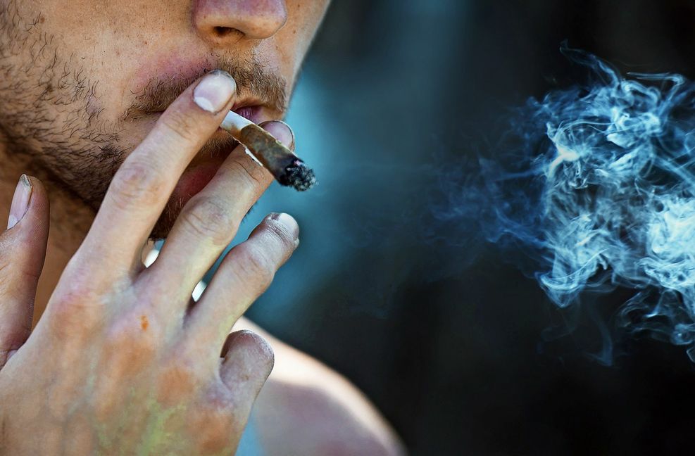 Bei Heranwachsenden wird der Konsum von Cannabis schnell zur Regel.
 Foto: dpa/Arne Immanuel Bänsch