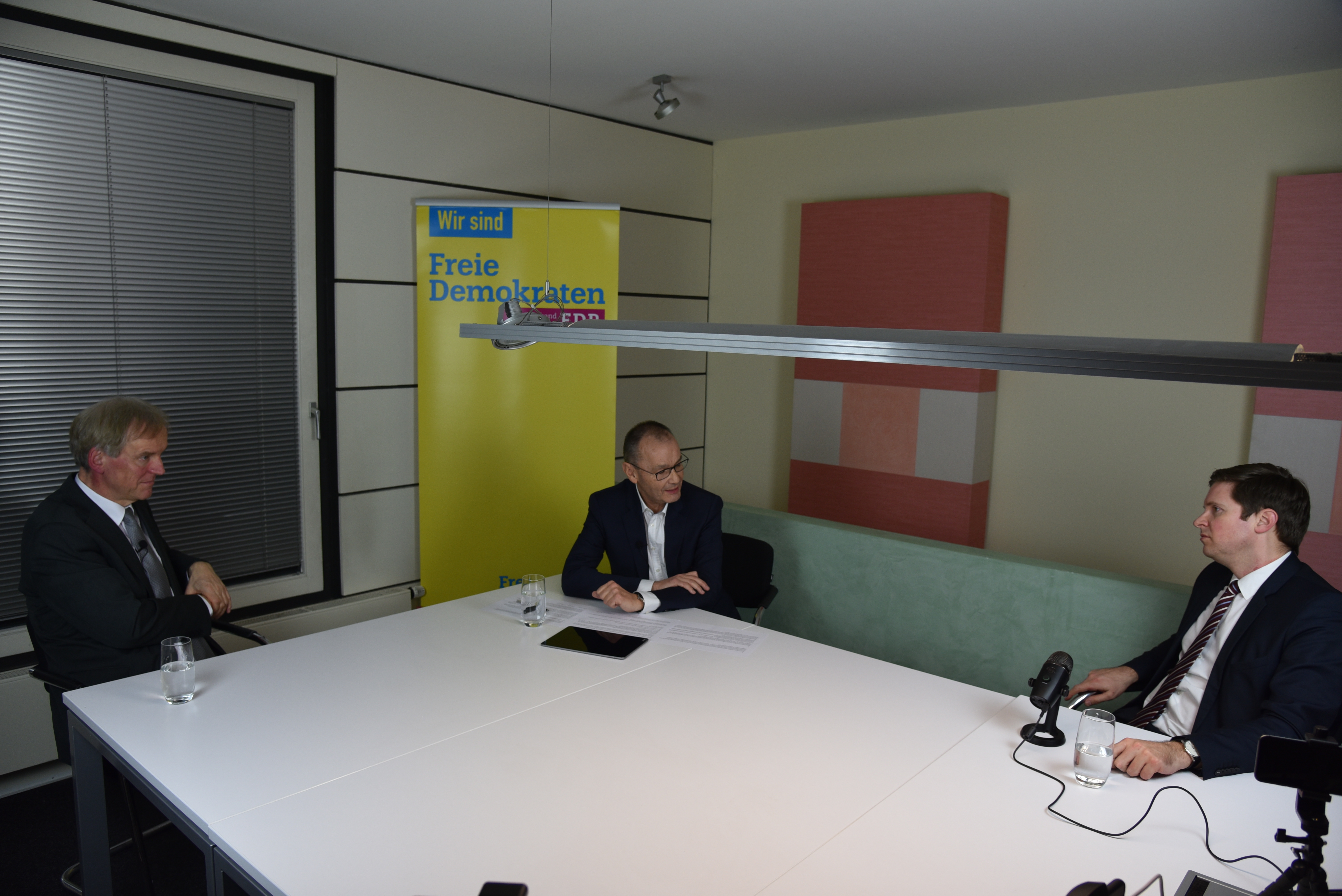 Diskutierten mit  Abstand: Prof. Dr. Hans-Peter Burghof, Hans Dieter Scheerer und Dr. Florian Toncar (von links). Bild: z