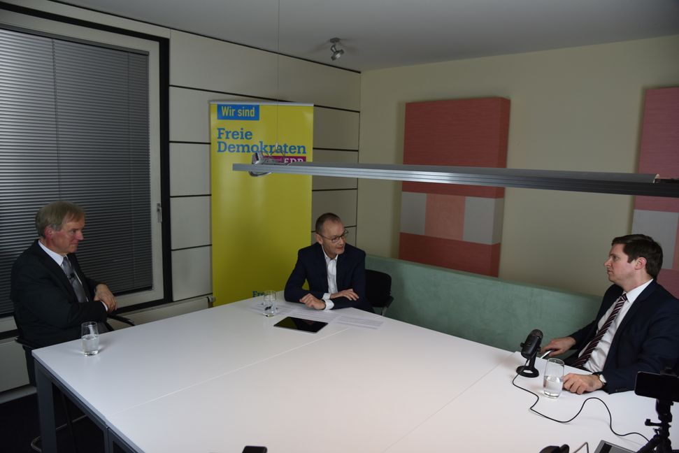 Diskutierten mit Abstand: Prof. Dr. Hans-Peter Burghof, Hans Dieter Scheerer und Dr. Florian Toncar (von links). Bild: z