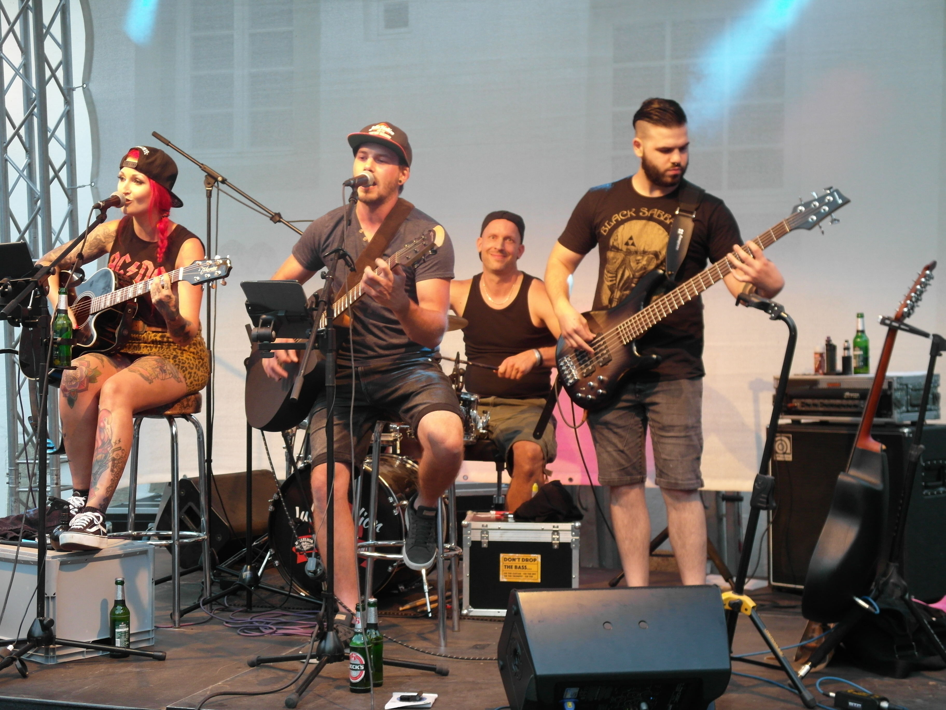 Bei der Kulturbühne Grafenau (von links): Julia Paul, Patrick Maurer, Jörg Vollbrecht, Tobias
Maurer, alias "Julie Hellion and the Batten Masons".                  Bild: Staber