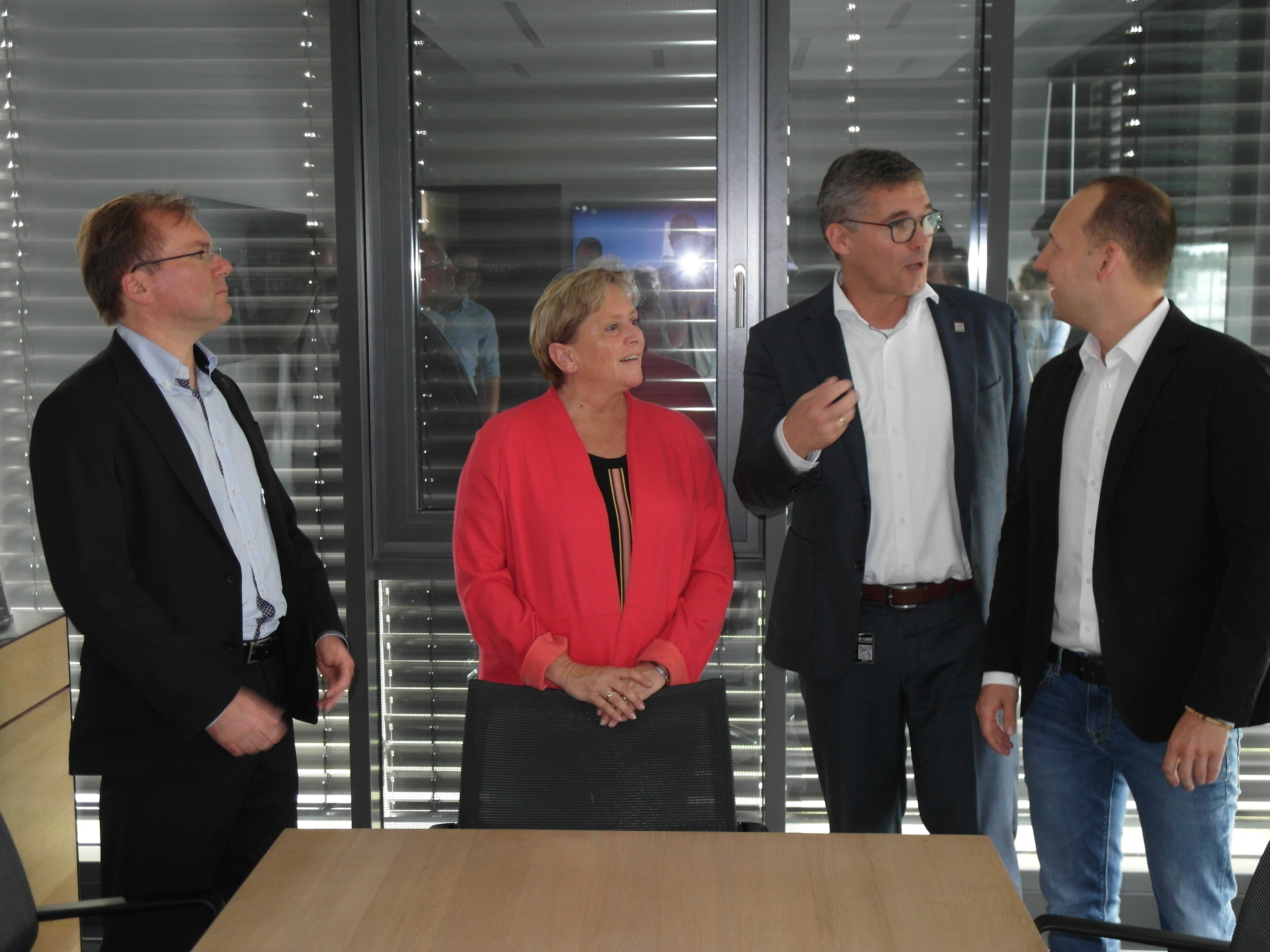 Kultusministerin Susanne Eisenmann (Zweite von links) ist auf
Einladung des Landtagsabgeordneten Paul Nemeth (links) und des
Bundestagsabgeordneten Marc Biadacz (rechts) beim geschäftsführenden
Gesellschafter des Holzgerlinger Unternehmens Elektro-Breitling, Klaus
Finger (Dritter von links) zu Gast gewesen. Bild: Staber