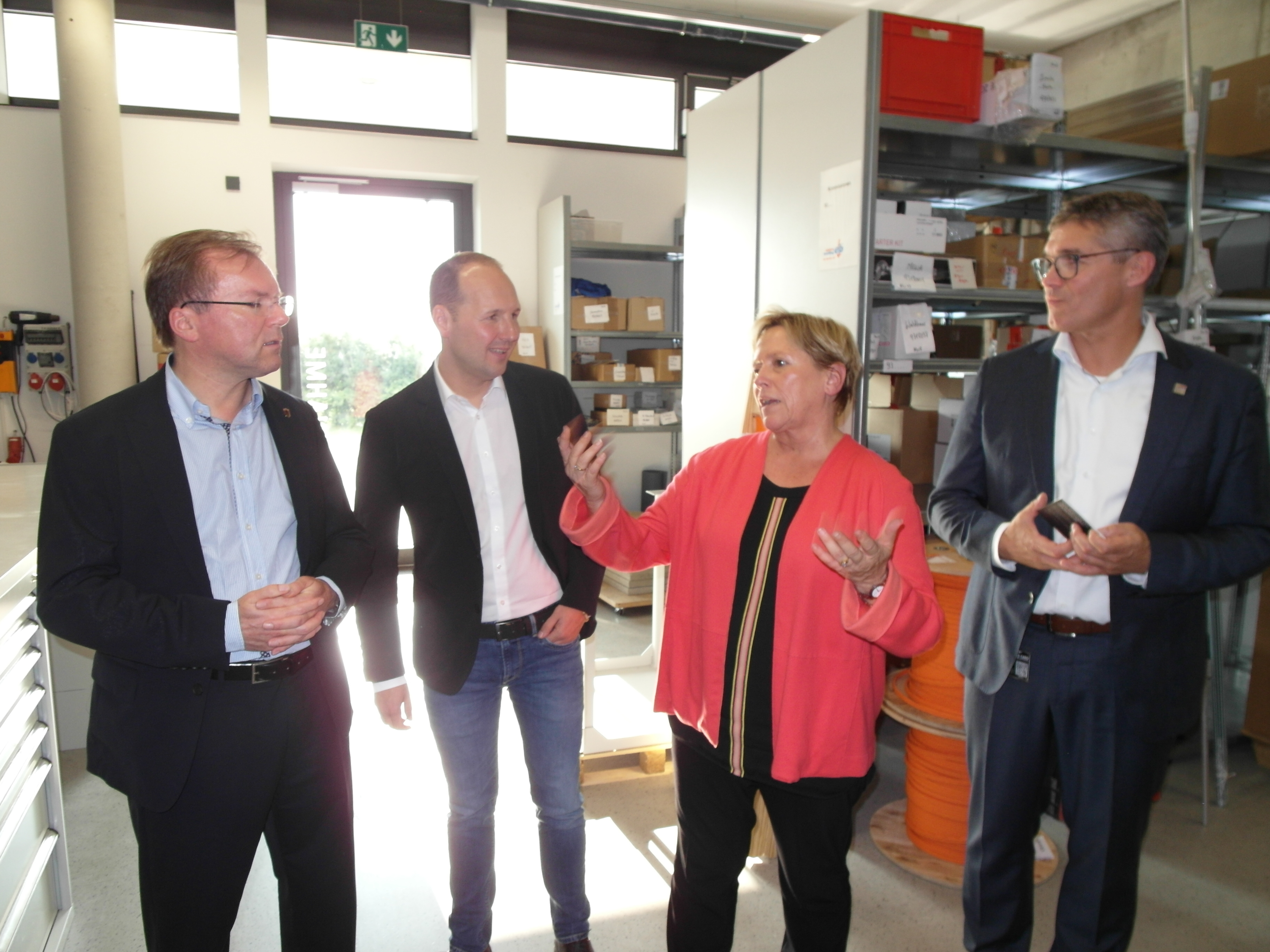 Kultusministerin Susanne Eisenmann (Zweite von links) ist auf Einladung des Landtagsabgeordneten Paul Nemeth (links) und des Bundestagsabgeordneten Marc Biadacz (rechts) beim geschäftsführenden Gesellschafter des Holzgerlinger Unternehmens Elektro-Breitling, Klaus Finger (Dritter von links) zu Gast gewesen. Bild: Staber