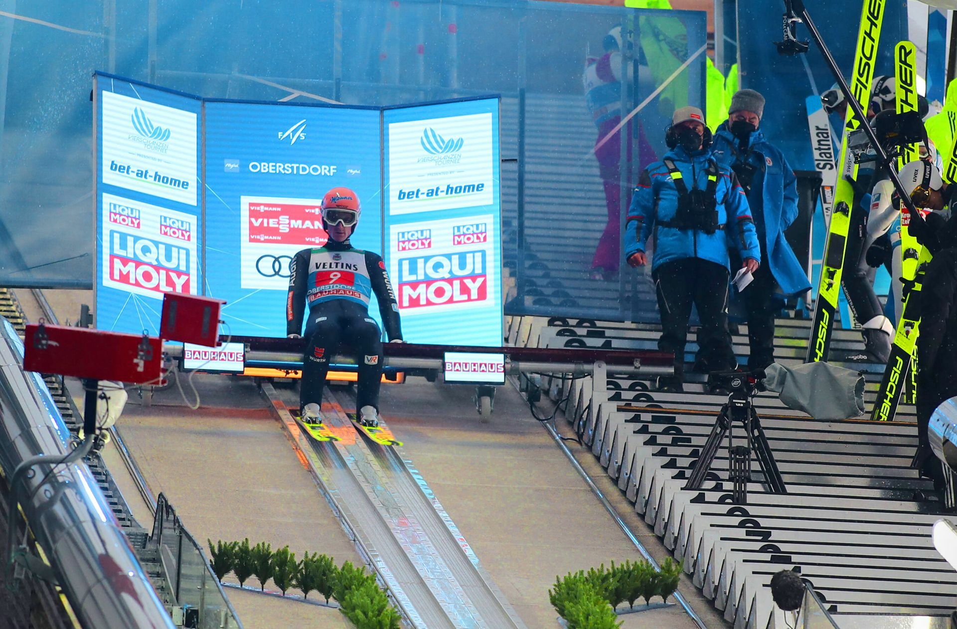 Je länger der Anlauf, umso weiter die Sprünge: Über den Startpunkt entscheidet beim Skispringen (wie hier in Oberstdorf) die Jury, dabei spielt der Wind eine wichtige Rolle
 Foto: imago/Ulrich Wagner