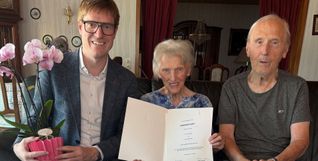 Oberbürgermeister Markus Kleemann gratuliert dem Ehepaar Alter.