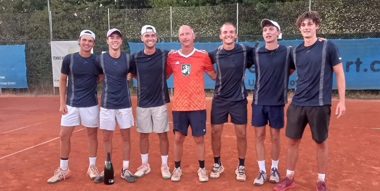 Freuen sich über den Aufstieg (von links): Kim Niethammer, Mathis Dahler, Numa Lemieux-Monette, Coach Nils Muschiol, Amar Tahirovic, Moritz Münster und Aaron Funk.