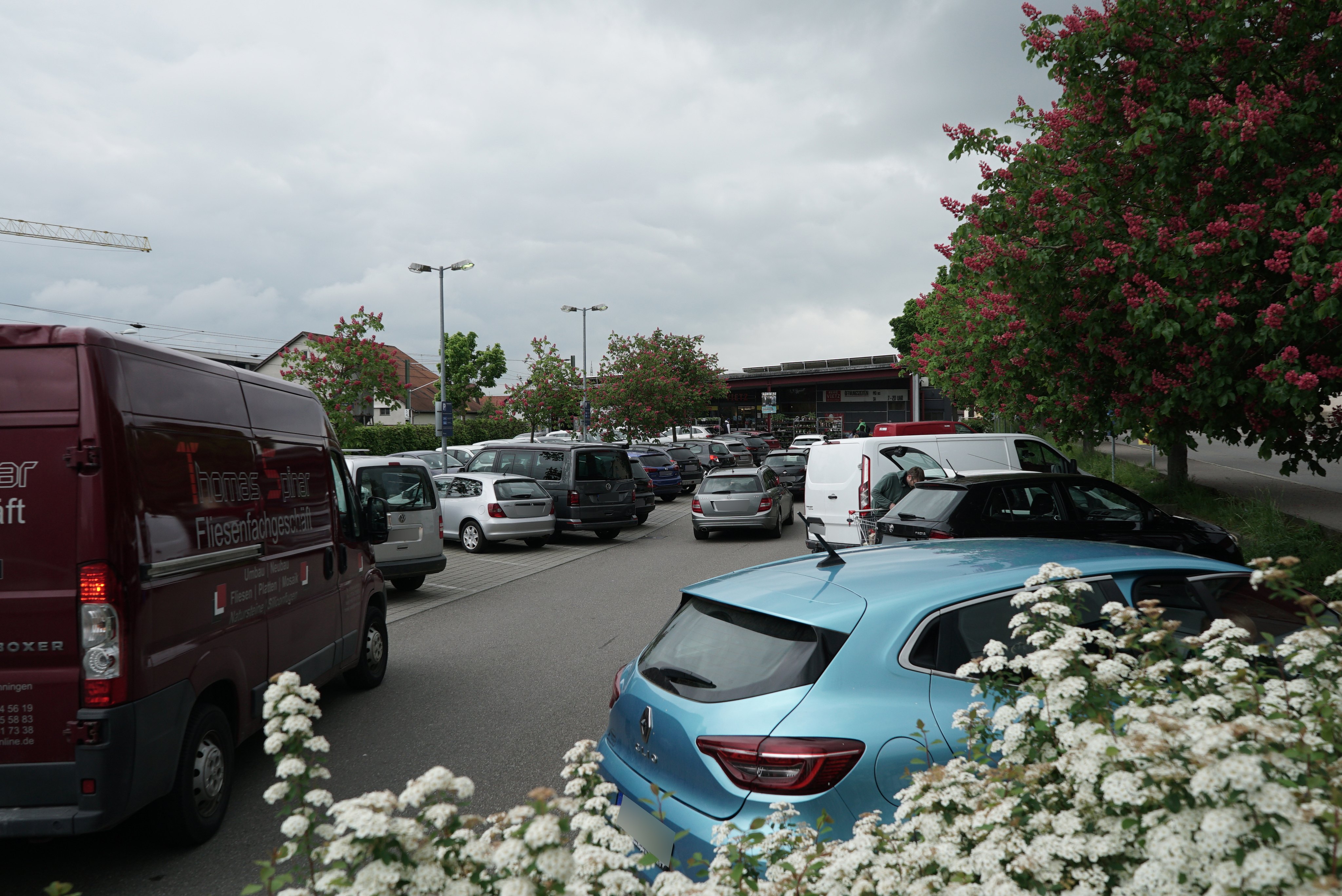 Statt abgestellter Autos sollen die Kunden auf dem heutigen Vietz-Parkplatz künftig Drogerieartikel finden.