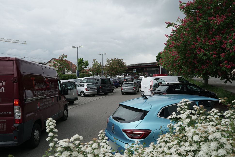 Statt abgestellter Autos sollen die Kunden auf dem heutigen Vietz-Parkplatz künftig Drogerieartikel finden.