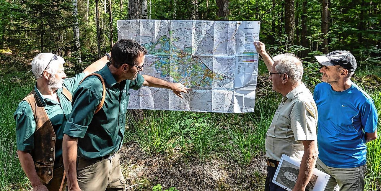 Die Revierförster Joachim König und Markus Klas sowie Thomas Lehn vom Regierungspräsidium Tübingen beim Waldbegang vor einem Jahr mit der Karte zum Sindelfinger Stadtwald. Die bunten Farben zeigen: Von Monokultur kann keine Rede sein. Trotzdem müsse man den Wald heute umbauen, damit er auch küftig funktioniert (von links). Ganz rechts: Stadtrat Ulrich Hensinger.