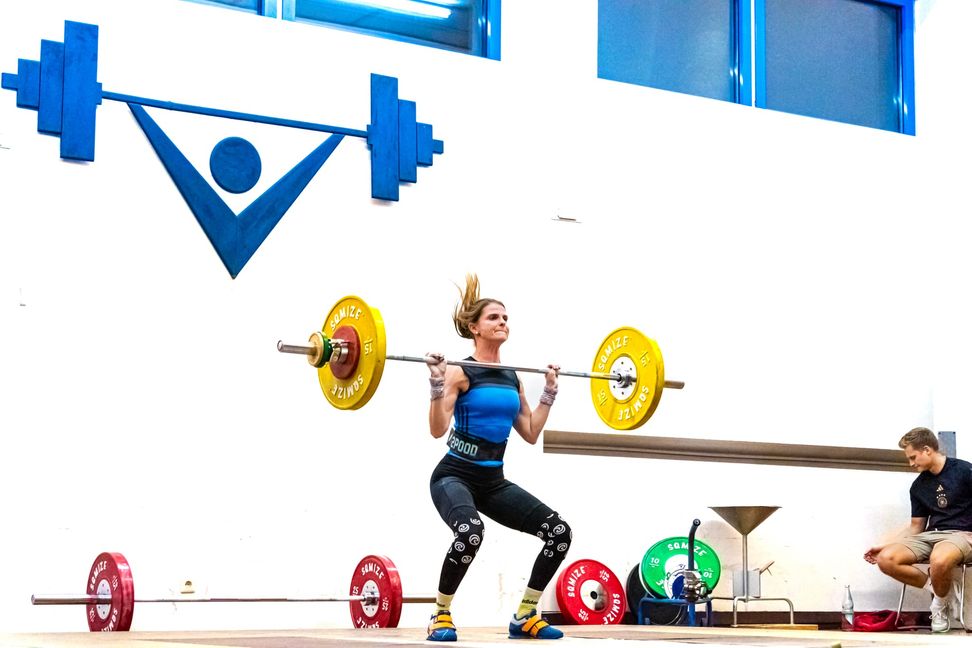 Annika Göttermann beim Umsetzen von 58 Kilogramm. Die Sindelfingerin bringt es damit auf 69 Punkte. Bild: z