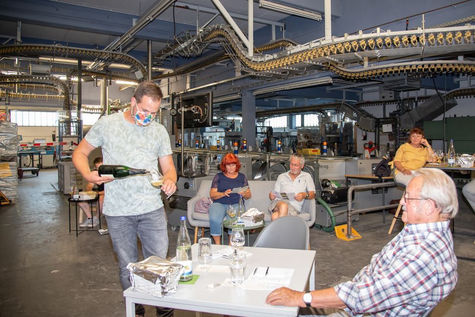 Auch für Christoph Haberkern (links) ein ganz besonderes Ambiente für eine Weinprobe.