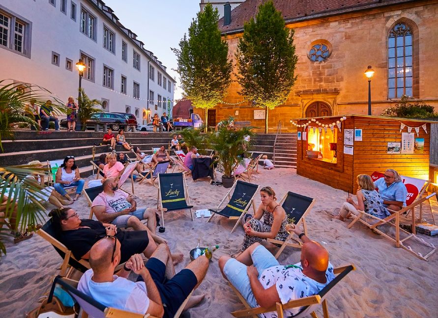 Vom 25. Juni bis zum 11. September lädt der Hof von Schloss Waldenbuch mit Sitzmöglichkeiten und Spielgeräten zum Verweilen und Mitmachen ein.   Bild: z