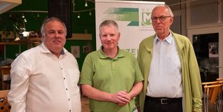 Geschäftsführer Hermann Clauss (links) und der 1. Stellvertreter Willibald Röschl dankten Ulrich Martens für sein Engagement.