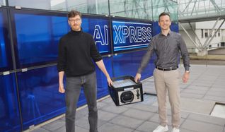 Designleiter Lukas Leppich (links) und Geschäftsführer Dr. Alexander U. Kayser mit der Eurokiste 230 V vor dem AI xpress.