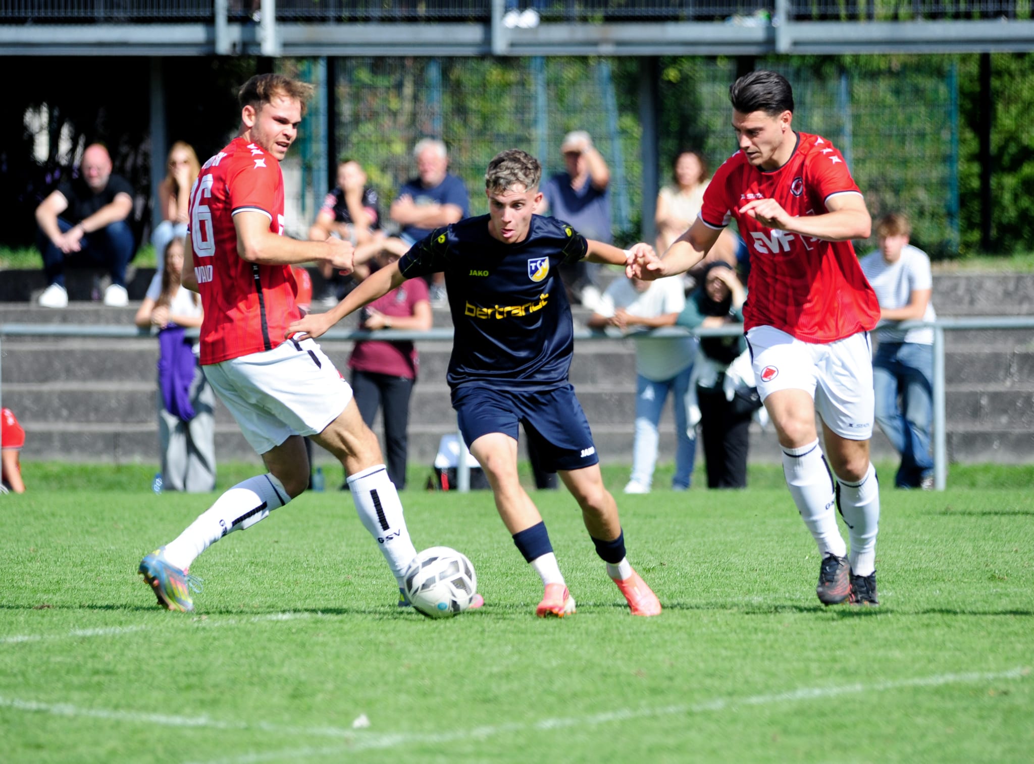 Tino Dannecker (Mitte) kam mit dem TSV Ehningen im Heimspiel gegen Göppingen unter die Räder.