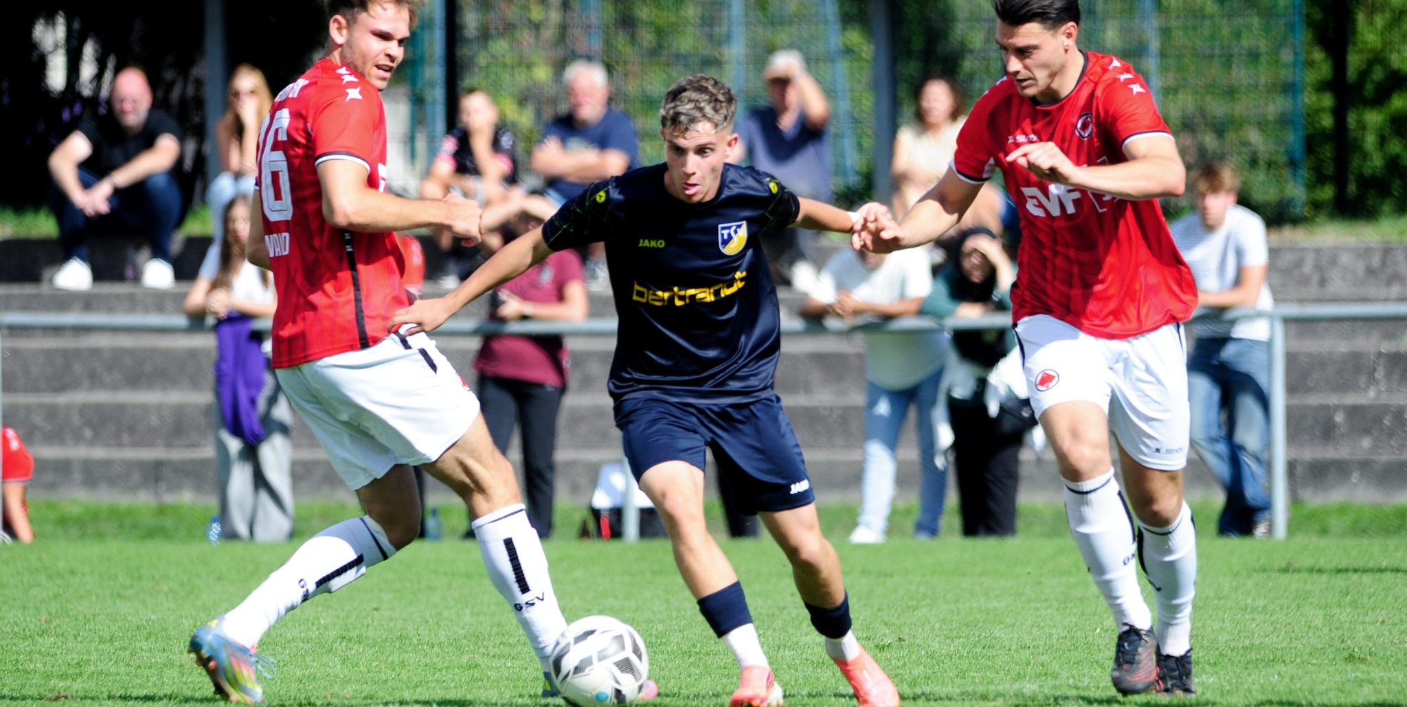 Tino Dannecker (Mitte) kam mit dem TSV Ehningen im Heimspiel gegen Göppingen unter die Räder.