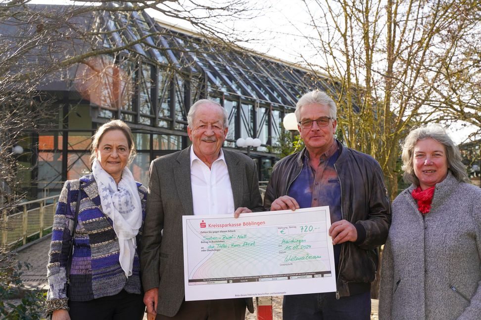 Patricia Wahl, Kassiererin des Weihnachtsmarkt-Teams, Walter Arnold vom selbigen Team, der Leiter der Sindelfinger Tafel Thomas Ehret und Kristine Seidl vom Weihnachtsmarkt-Team.