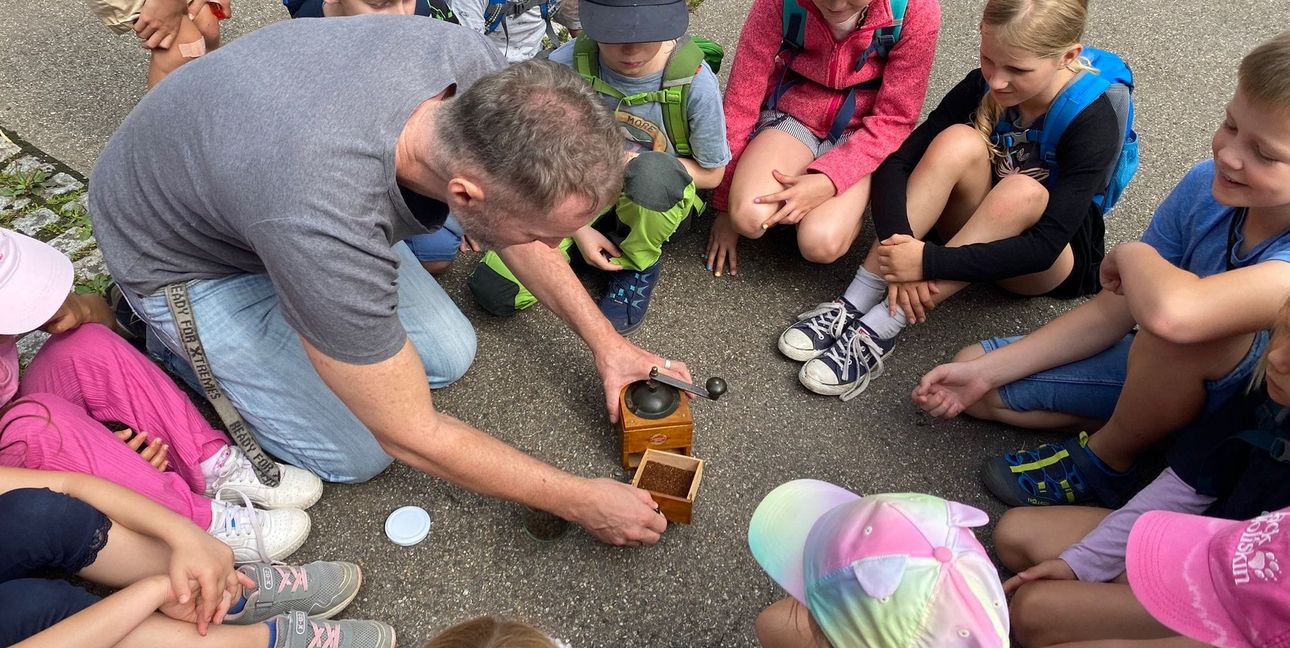 Unser Foto zeigt eine „historischen Rallye“ durch Aidlingen im Rahmen der Erlebniswoche unterstützt vom Heimatsgeschichtsverein.