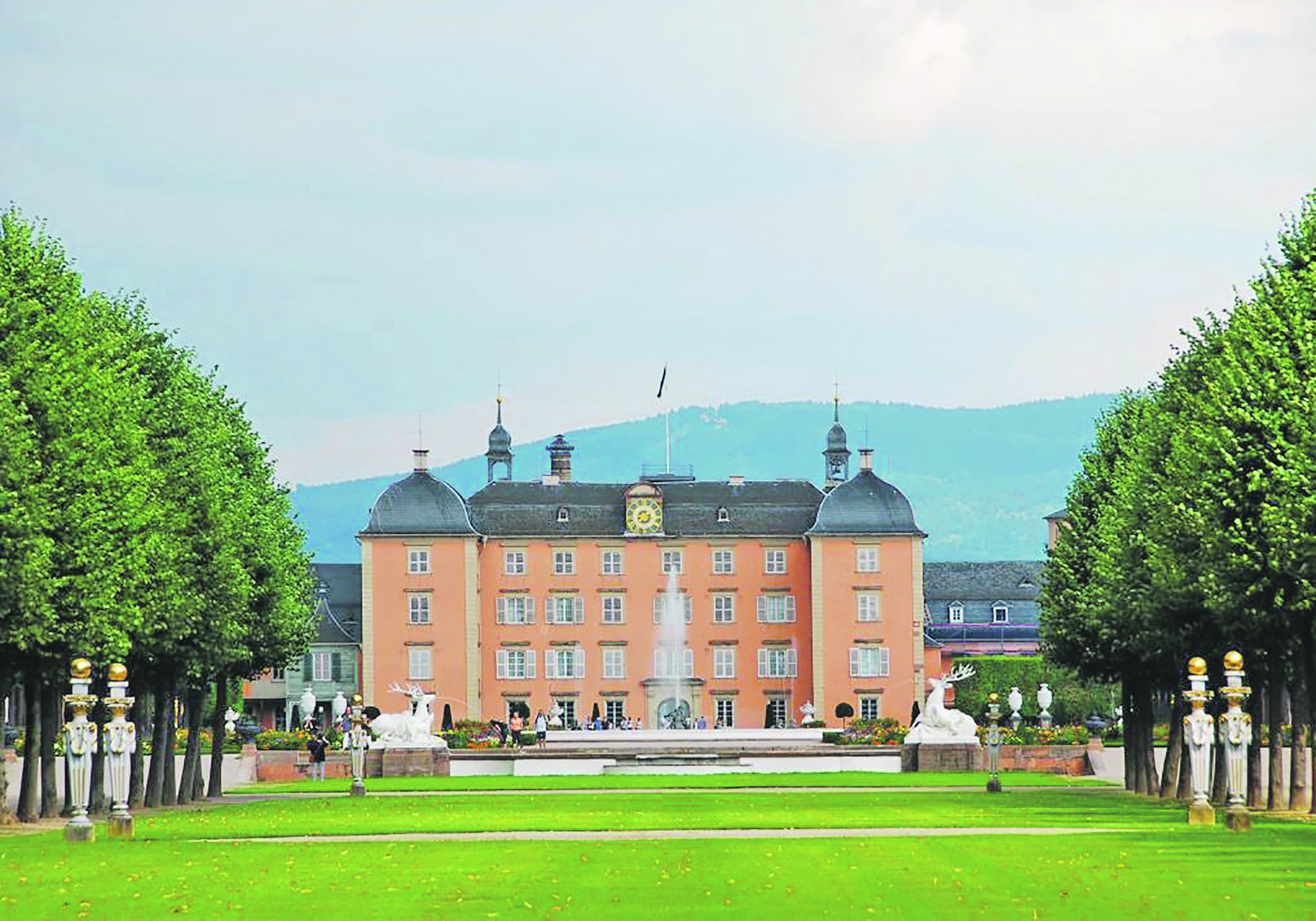 SZ/BZ-Tagesfahrt „Spargelessen und Schloss Schwetzingen“ am 15. Mai. Spargelessen satt und die Abläufe von der Ernte bis zur Vermarktung stehen beim Besuch des Steinbrücker Hofs auf dem Programm. Im Schloss Schwetzingen erwartet Sie eine Gästeführung durch die Räume und Zeit für die prächtige Gartenanlage. Preis pro Person 74 Euro inkl. Busfahrt, Begrüßungsimbiss, Führung Spargelhof, Mittagessen Spargel satt, Eintritt Schloss Schwetzingen mit Gartenanlage und Führung im Schloss.