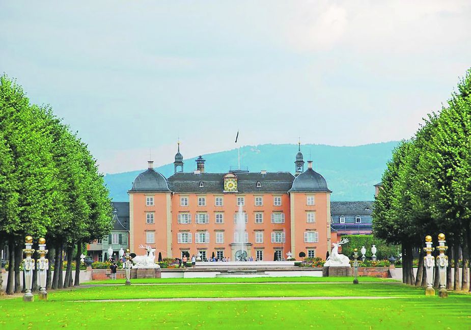 SZ/BZ-Tagesfahrt „Spargelessen und Schloss Schwetzingen“ am 15. Mai. Spargelessen satt und die Abläufe von der Ernte bis zur Vermarktung stehen beim Besuch des Steinbrücker Hofs auf dem Programm. Im Schloss Schwetzingen erwartet Sie eine Gästeführung durch die Räume und Zeit für die prächtige Gartenanlage. Preis pro Person 74 Euro inkl. Busfahrt, Begrüßungsimbiss, Führung Spargelhof, Mittagessen Spargel satt, Eintritt Schloss Schwetzingen mit Gartenanlage und Führung im Schloss.