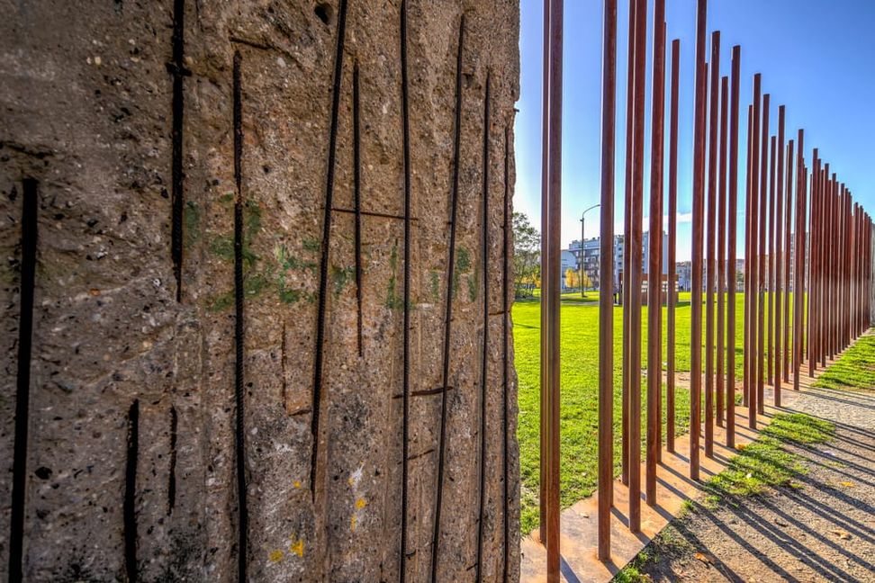 An die Teilung Deutschlands und Berlins erinnert heute u.a. das Berlin Wall Memorial.