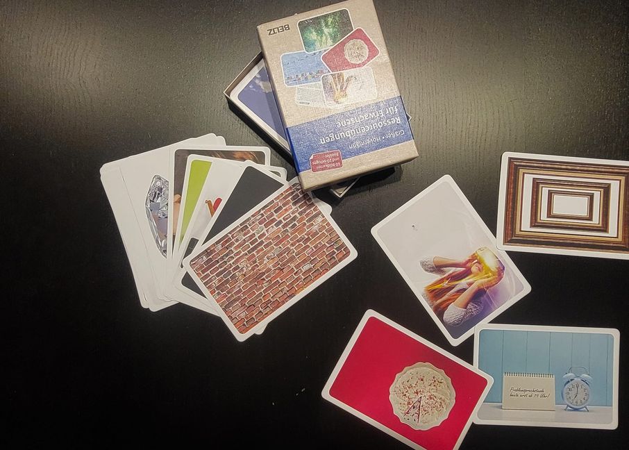 Bildkarten können Gespräche strukturieren: Klienten ordnen Vergangenheit, Gegenwart und Zukunft und benennen Ressourcen, die ihnen Halt geben können.