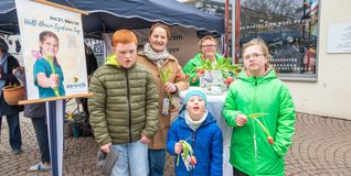 Tulpen und ein Lächeln verteilten die Kinder der Selbsthilfegruppe "ParenDS" gemeinsam mit Jessica Hosang und anderen..