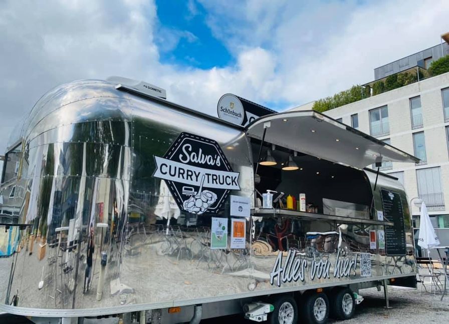 Salva's Curry Truck am Grünen Platz in der kleinen Mercedesstraße.