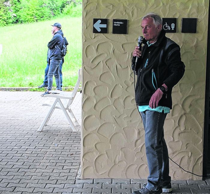 Das Mikrofon in der Hand: Hans Thullner an seinem ehrenamtlichen Arbeitsplatz im Stadion des FC Gärtringen. Seit 2004 sagt er die Aufstellungen der Teams durch.  Bild: Oberdorfer