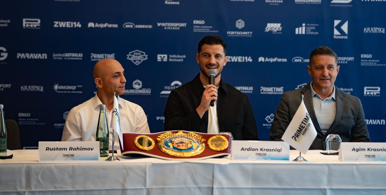 Ardian Krasniqi (Mitte), flankiert von Trainer Rustam Rahimov (links) und Vater Agim Krasniqi.