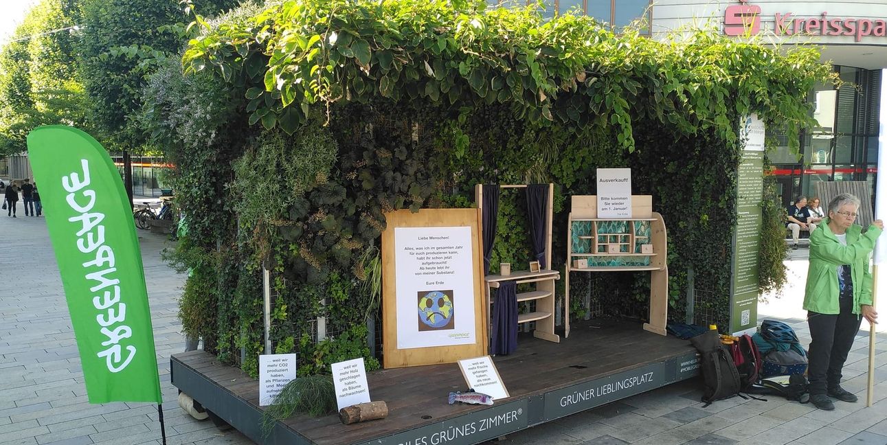 Der Greenpeace-Infostand „grünes Zimmer“.